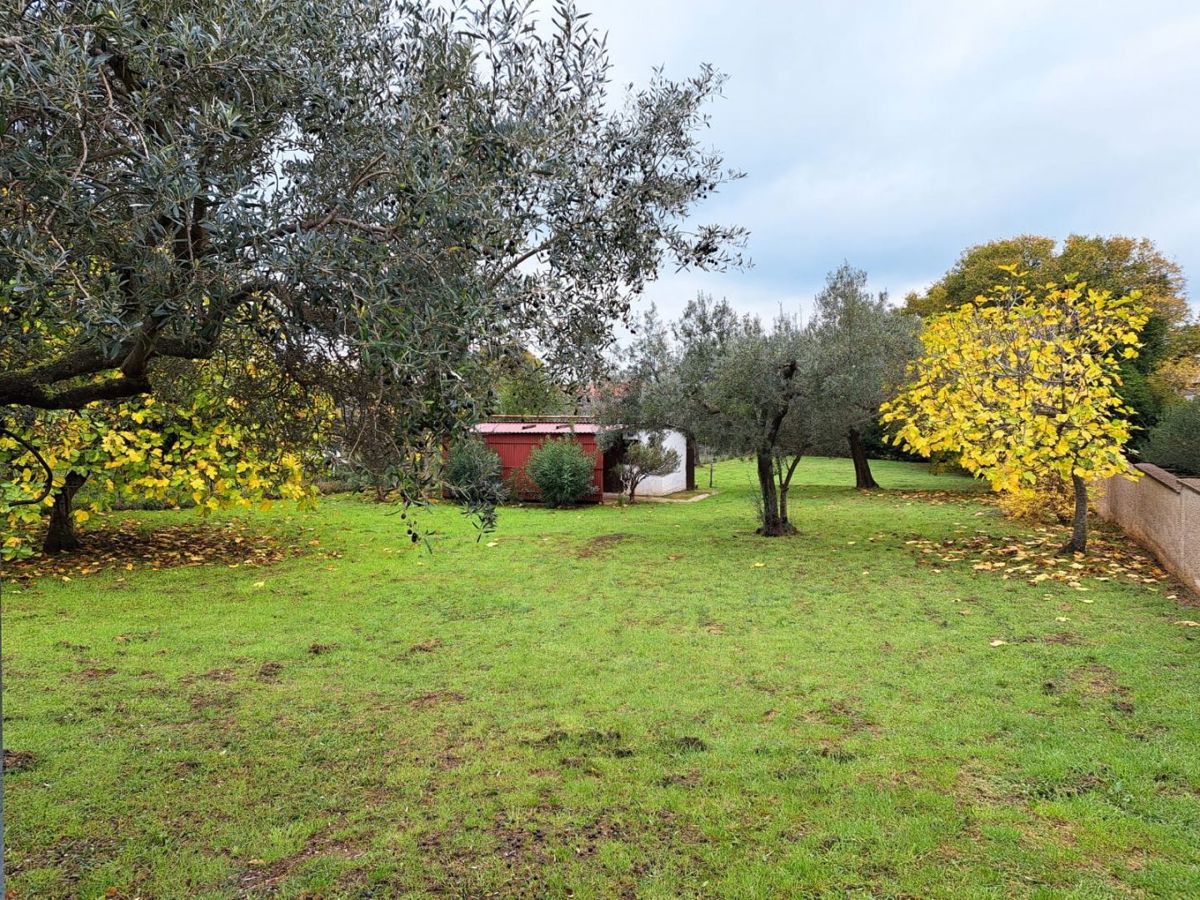 Terreno edificabile di 1895 m2 con costruzione legalizzata, Medulin