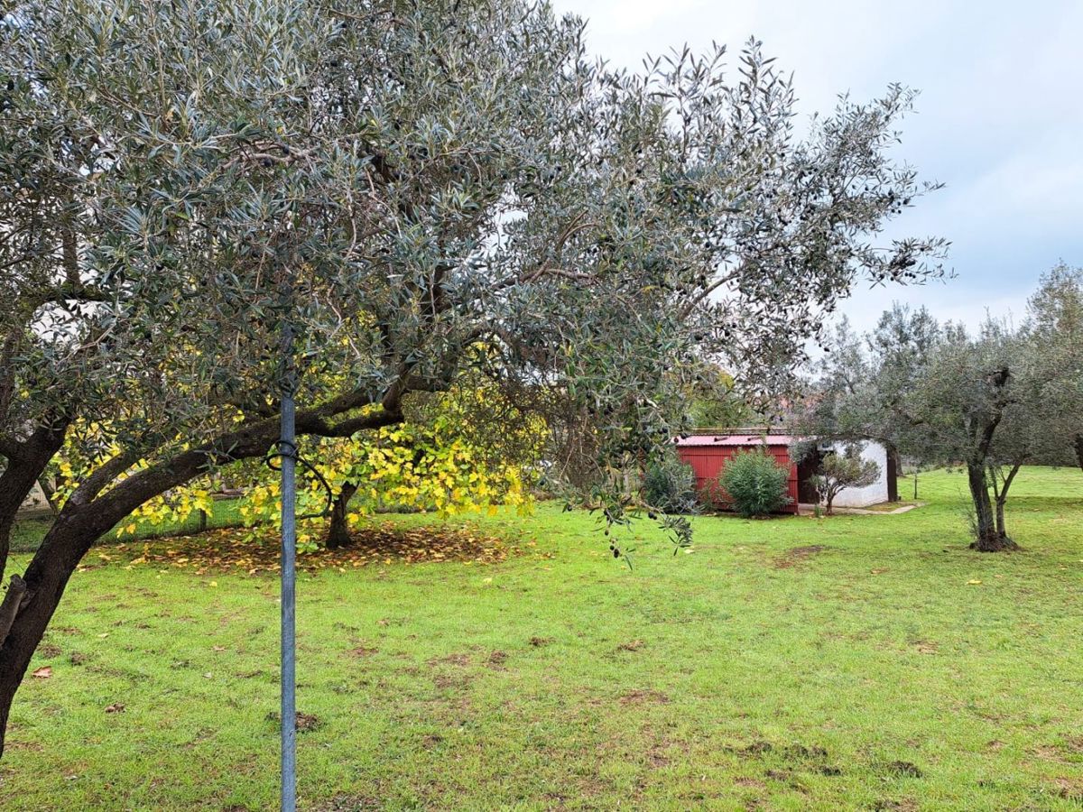 Terreno edificabile di 1895 m2 con costruzione legalizzata, Medulin