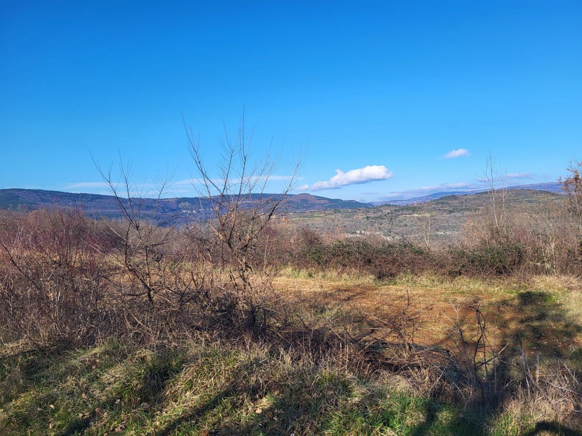 Terreno edificabile con una bella vista, l'ultimo nella zona di costruzione