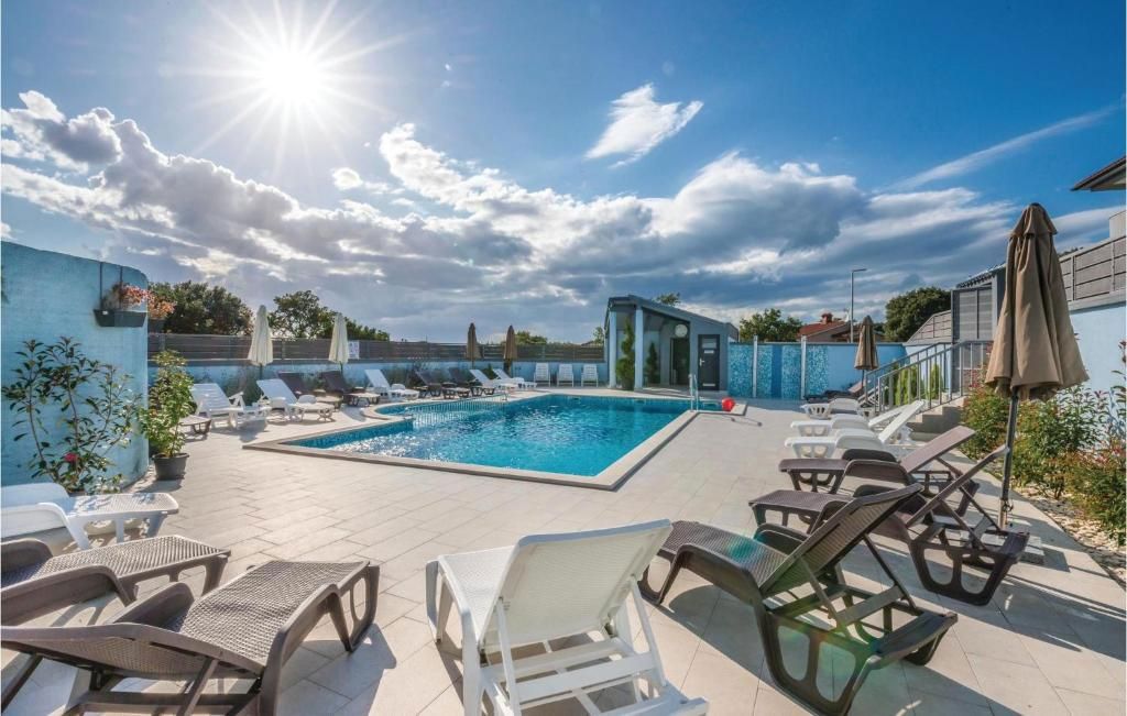 Bilocale con balcone, vista mare e piscina, Barbariga