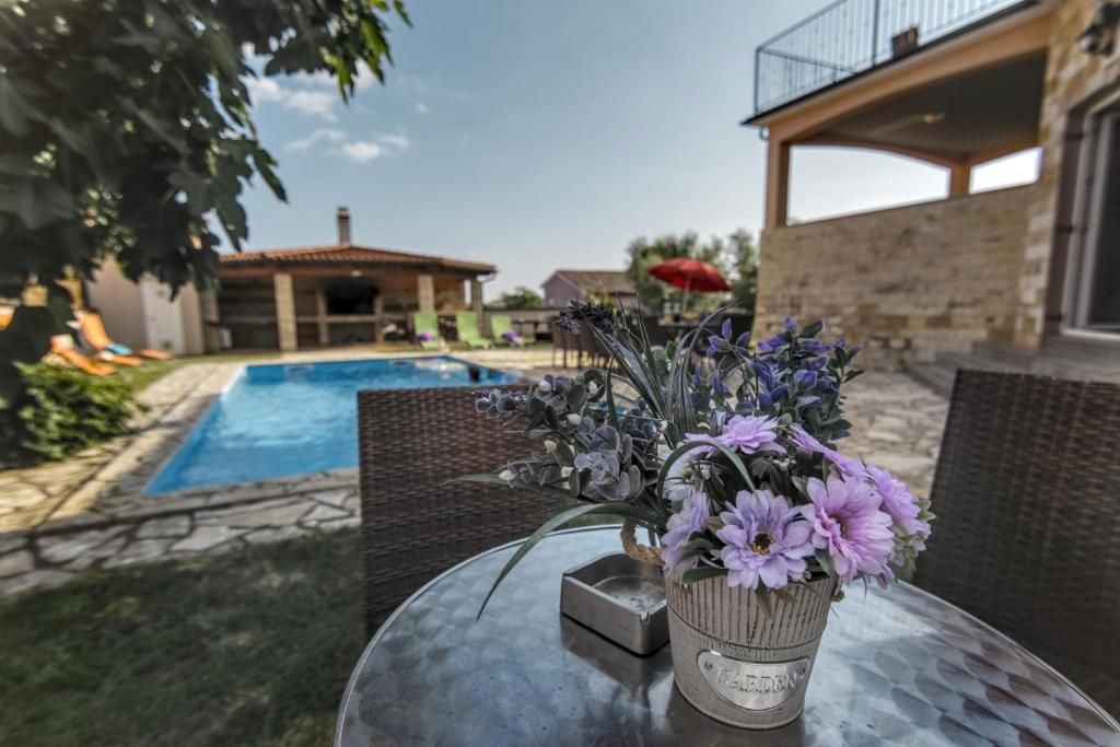 Villa con piscina e bellissimo giardino, vicino a Lisignano