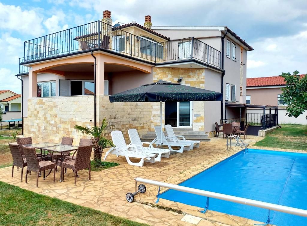 Villa con piscina e bellissimo giardino, vicino a Lisignano