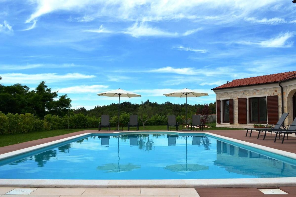 Villa in pietra con piscina, vicino a Kringa