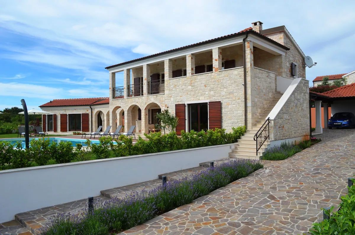 Villa in pietra con piscina, vicino a Kringa