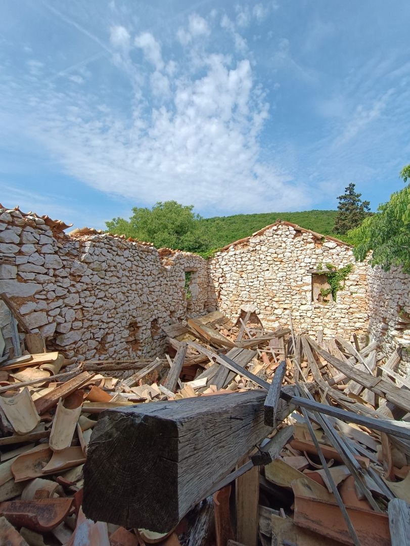 Casa in pietra da ristrutturare con vista mare, vicino a Labin