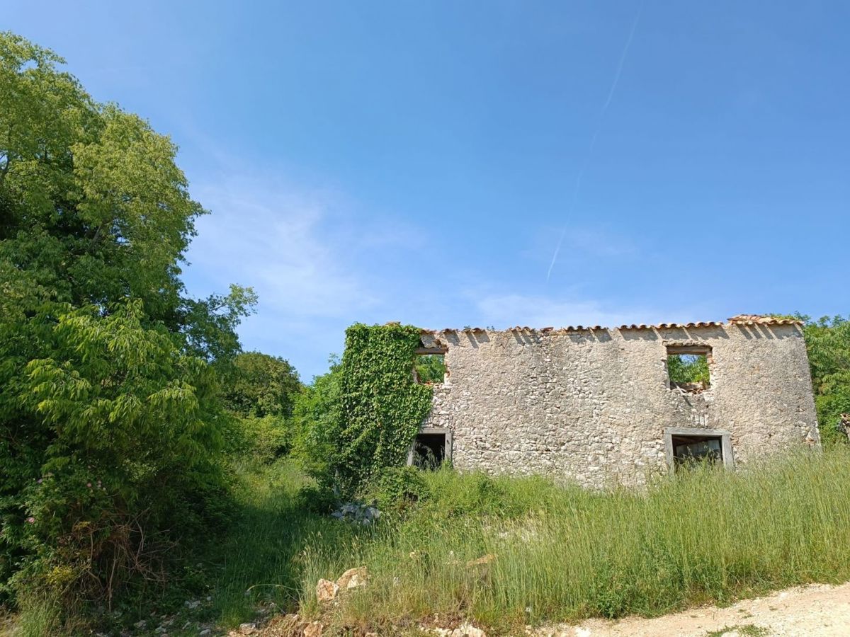 Casa in pietra da ristrutturare con vista mare, vicino a Labin