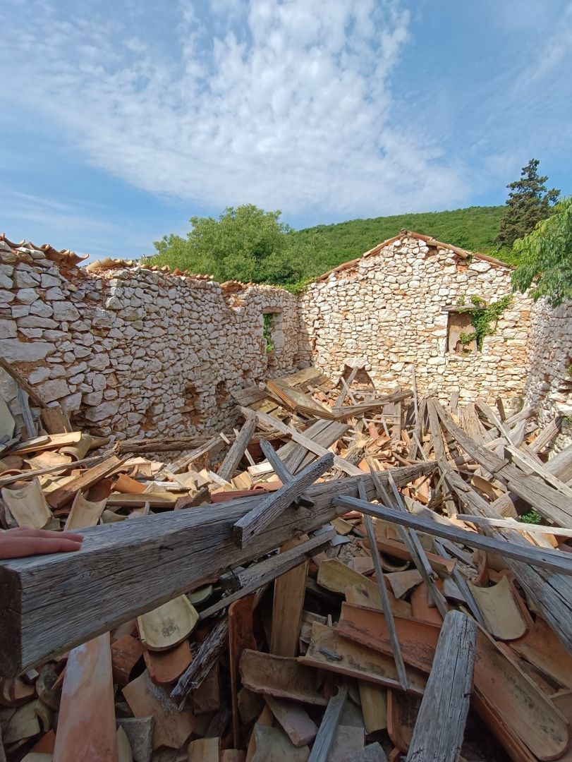 Casa in pietra da ristrutturare con vista mare, vicino a Labin