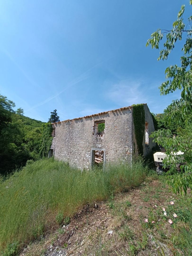 Casa in pietra da ristrutturare con vista mare, vicino a Labin