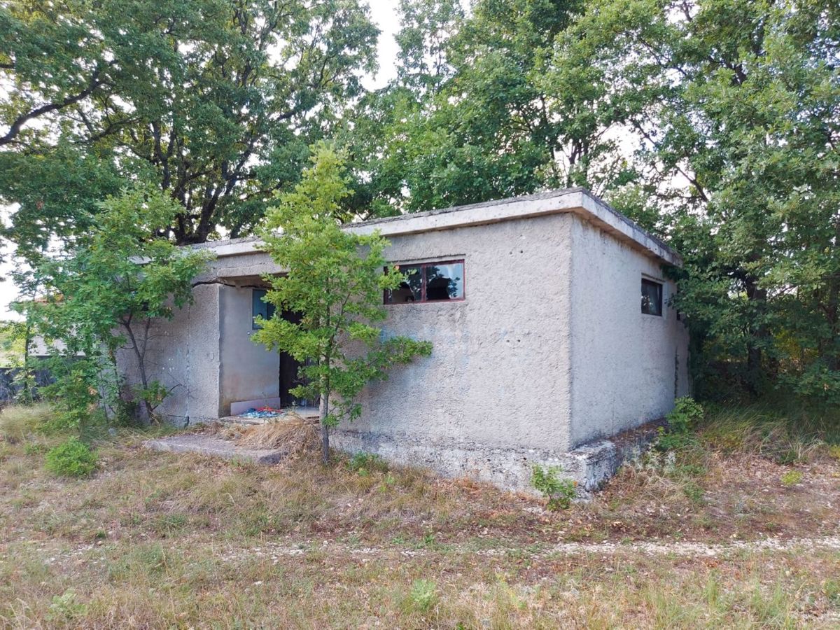 Terreno edificabile con fabbricato ausiliario, zona di Labin