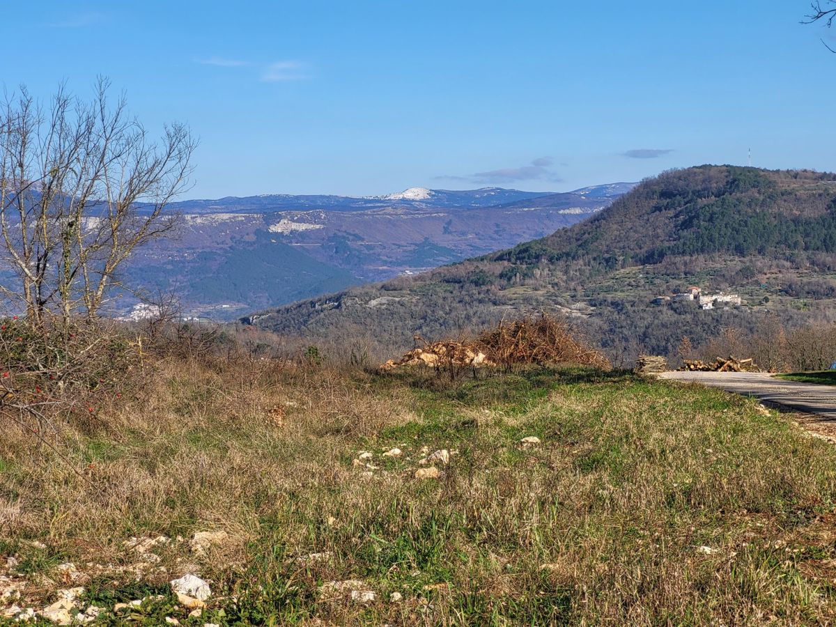 Terreno edificabile in una posizione tranquilla, vicino Buzet