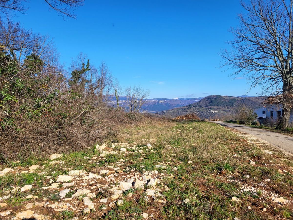 Terreno edificabile in una posizione tranquilla, vicino Buzet