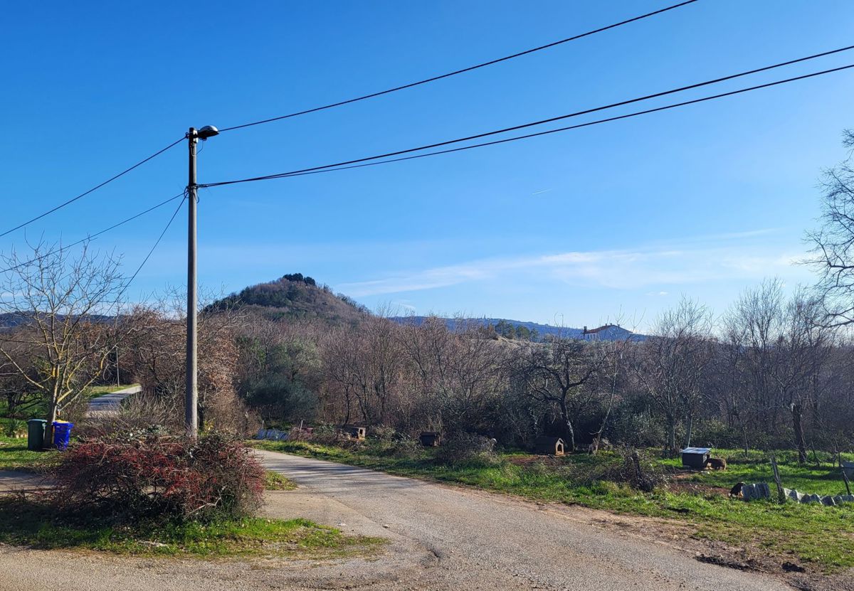 Terreno edificabile in una posizione tranquilla, vicino Buzet