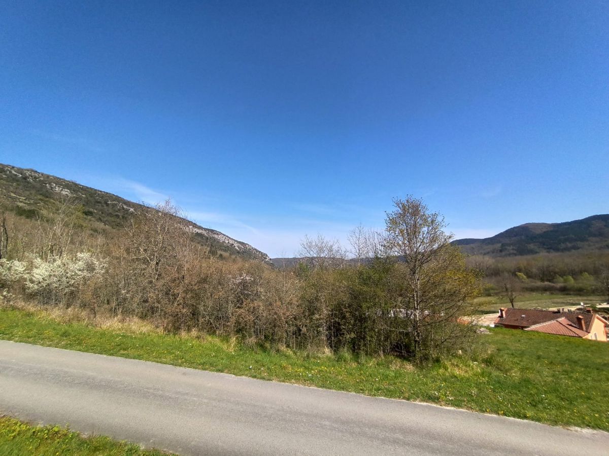 Terreno edificabile con vista panoramica, vicino a Oprtalj