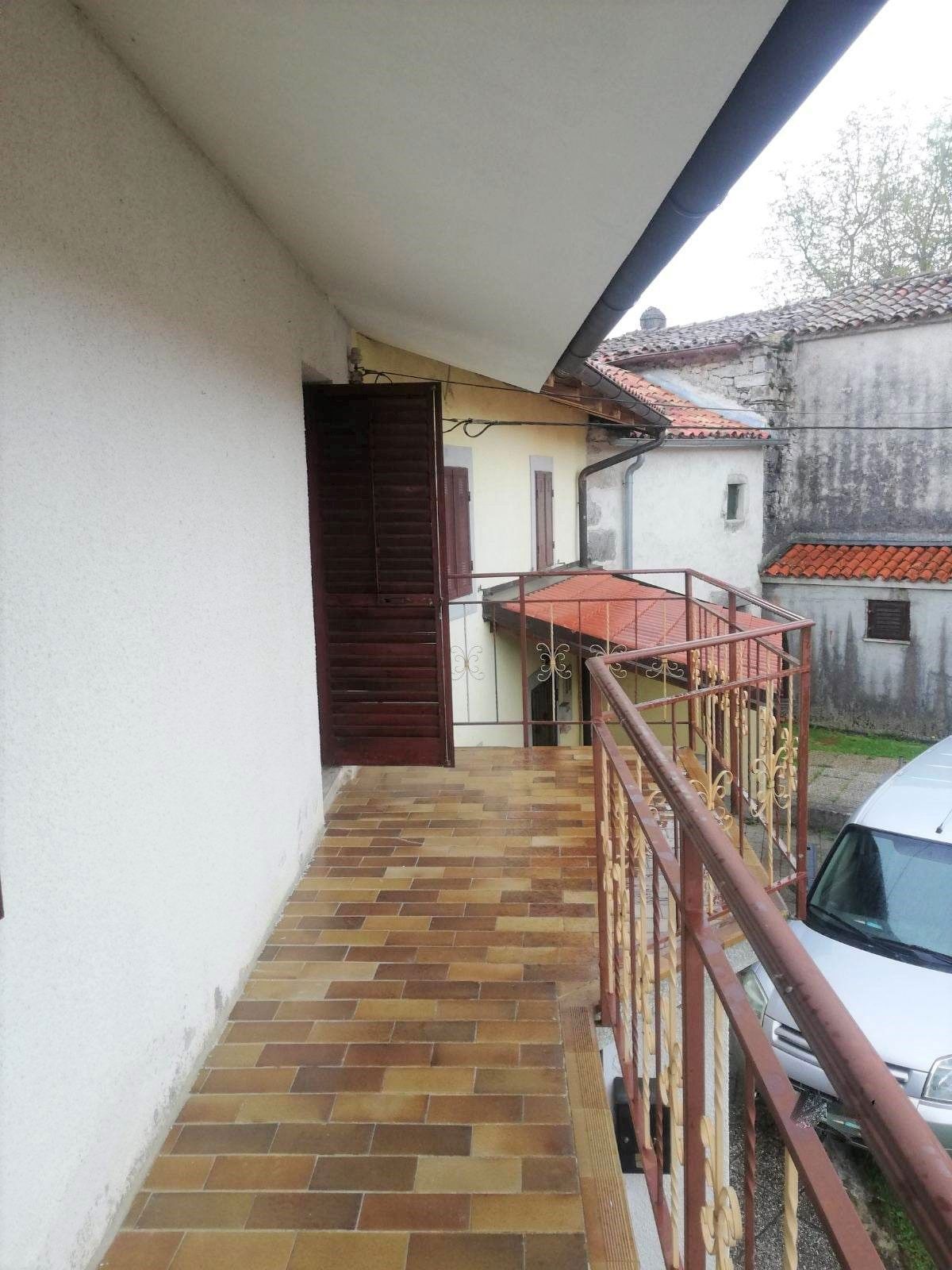 Casa in un insediamento tranquillo, zona più ampia di Pinguente