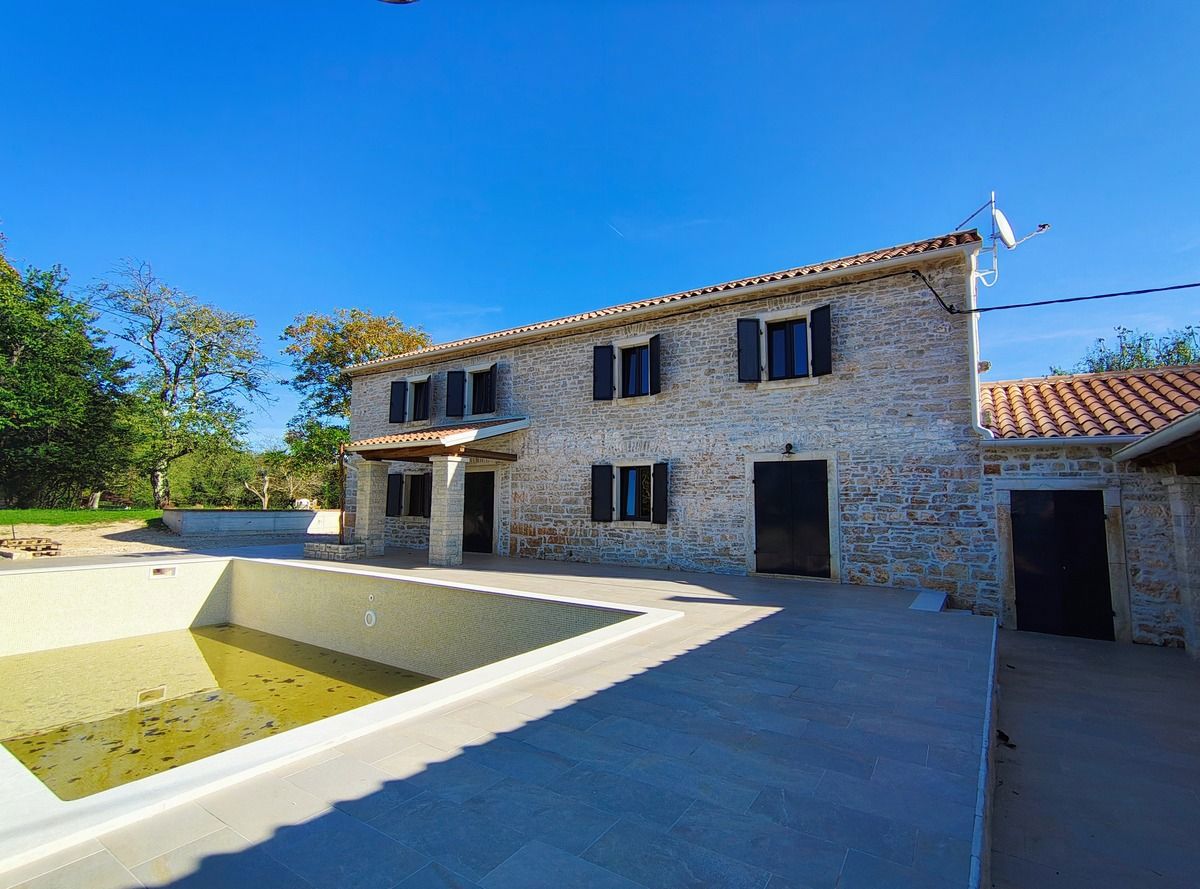 Istria, Barban, casa in pietra ristrutturata con piscina e ampio giardino.