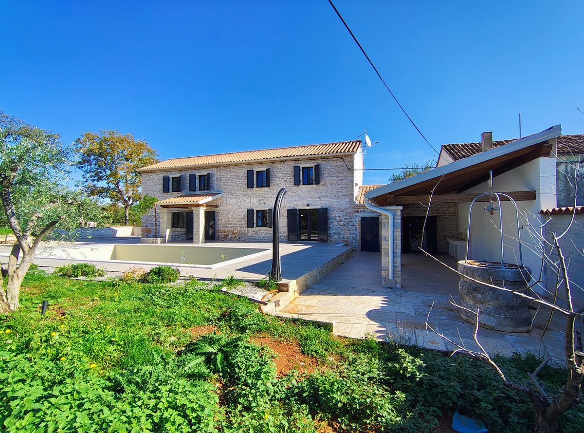 Istria, Barban, casa in pietra ristrutturata con piscina e ampio giardino.