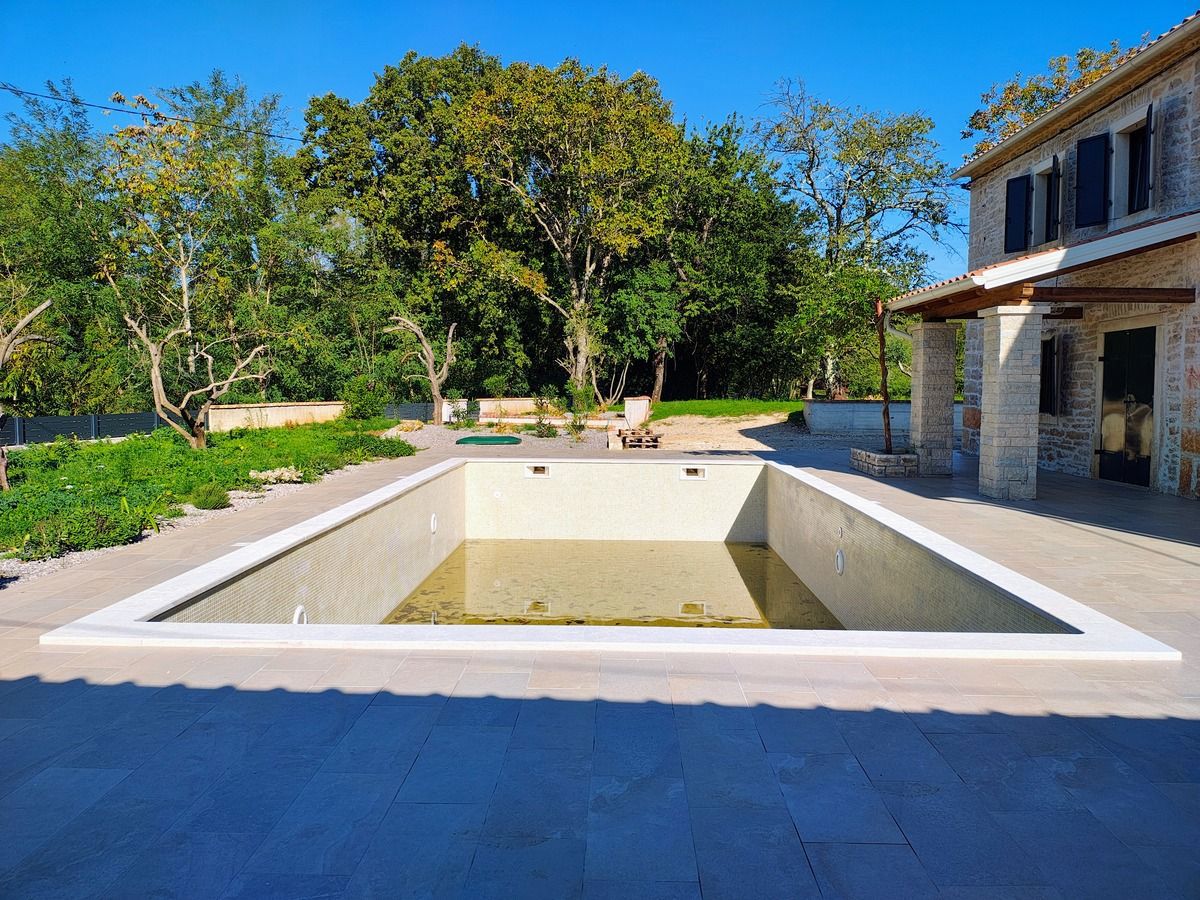 Istria, Barban, casa in pietra ristrutturata con piscina e ampio giardino.