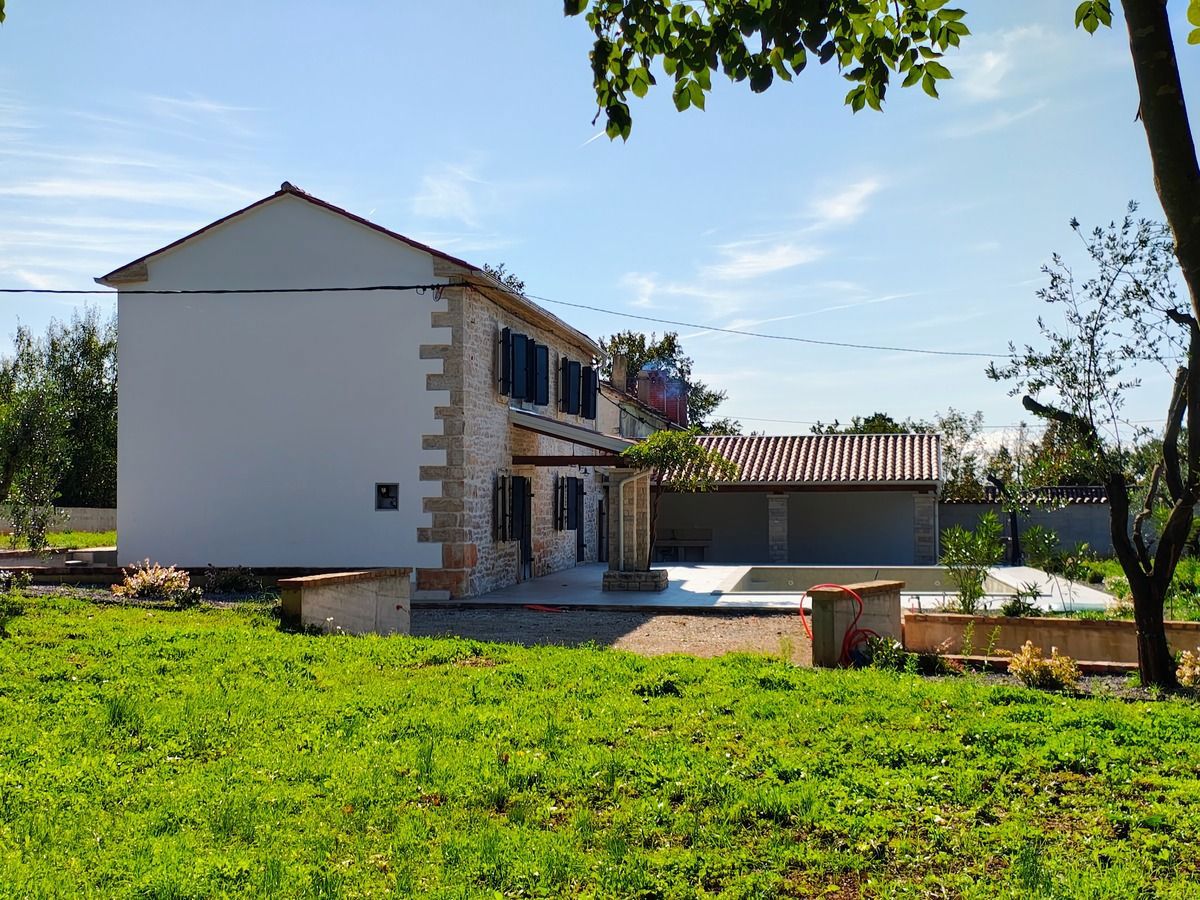 Istria, Barban, casa in pietra ristrutturata con piscina e ampio giardino.