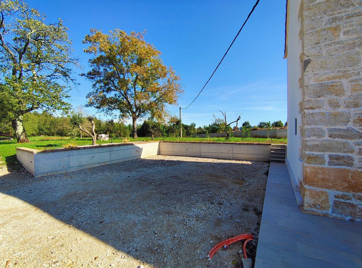 Istria, Barban, casa in pietra ristrutturata con piscina e ampio giardino.