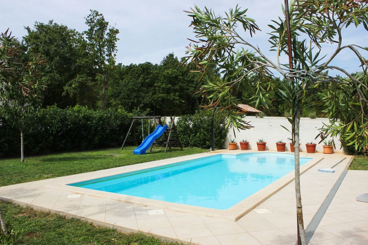 Attraente casa con piscina, vicino a Barban