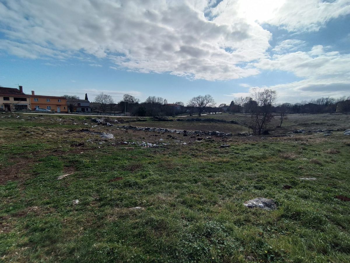 Un ampio terreno edificabile di 5245 m2, nelle vicinanze di Barban