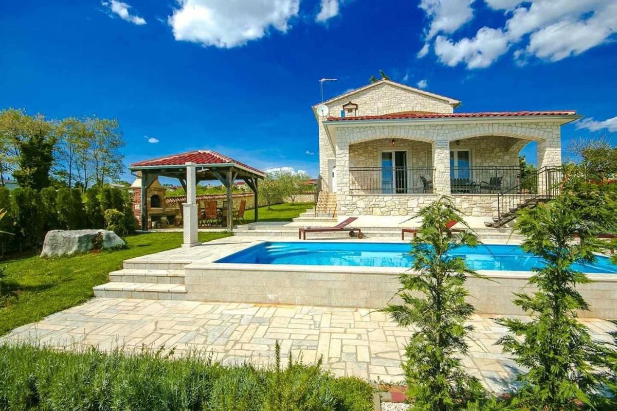 Villa in pietra con piscina, vicino a Parenzo