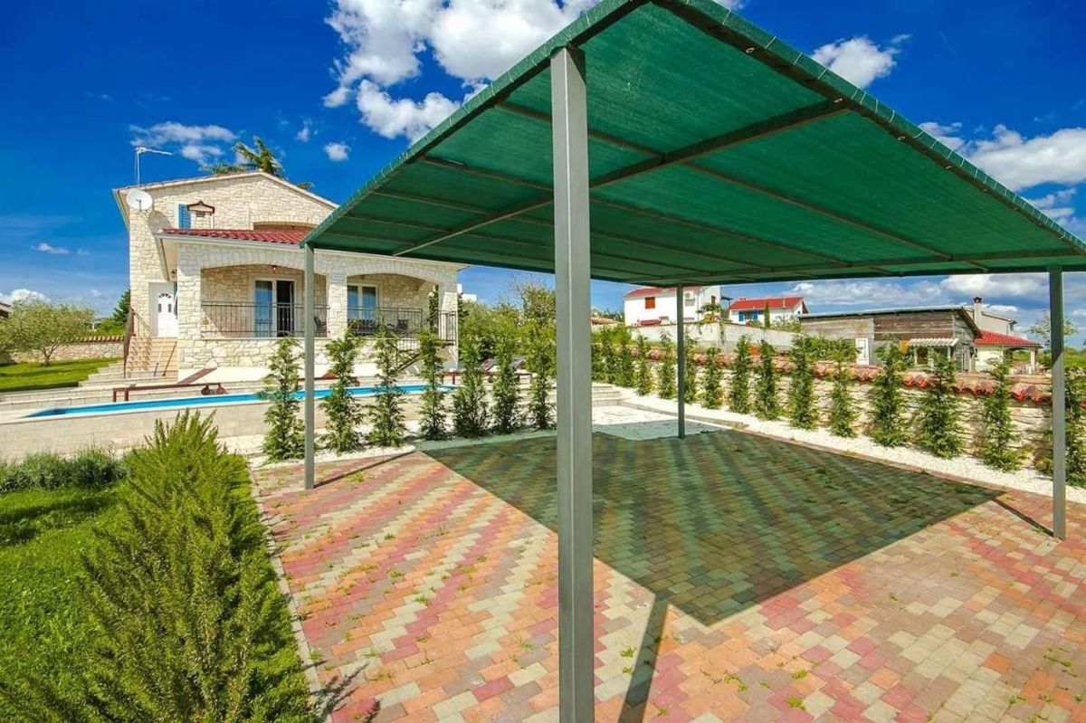 Villa in pietra con piscina, vicino a Parenzo