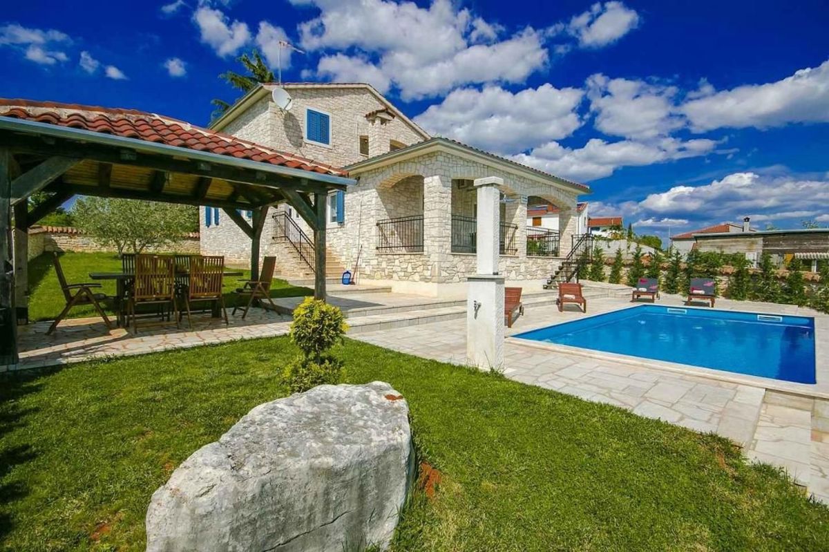 Villa in pietra con piscina, vicino a Parenzo