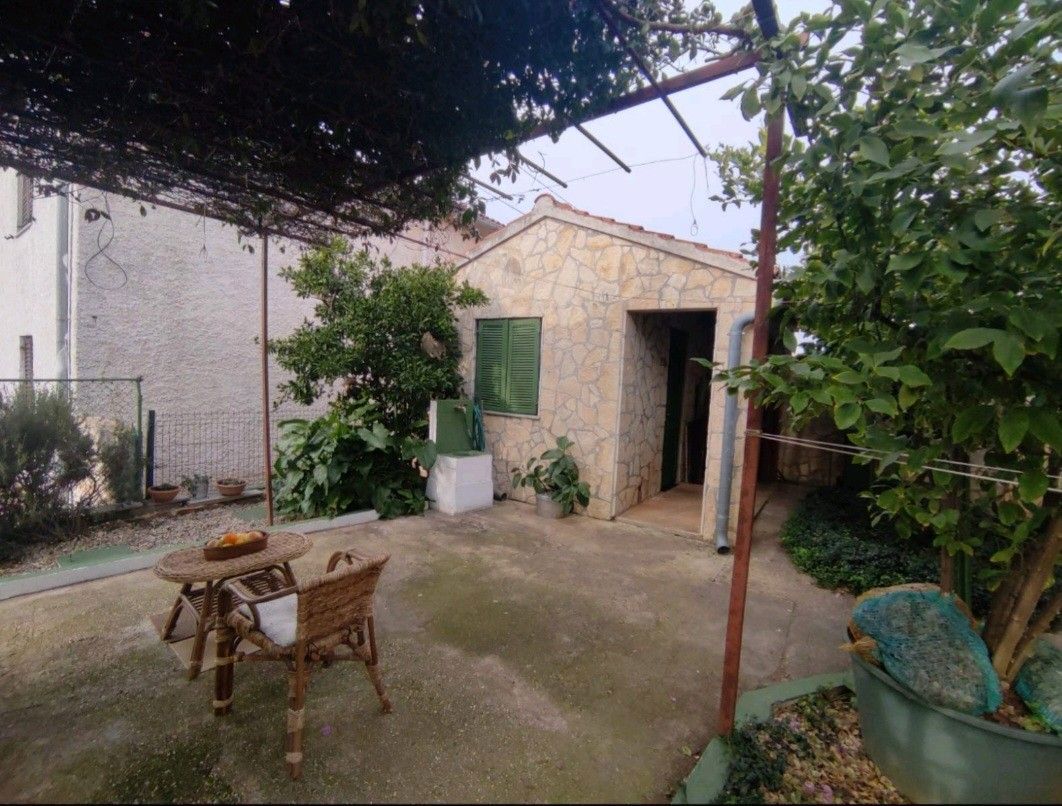 Una casa in pietra con giardino in una posizione tranquilla, vicino a Lisignano