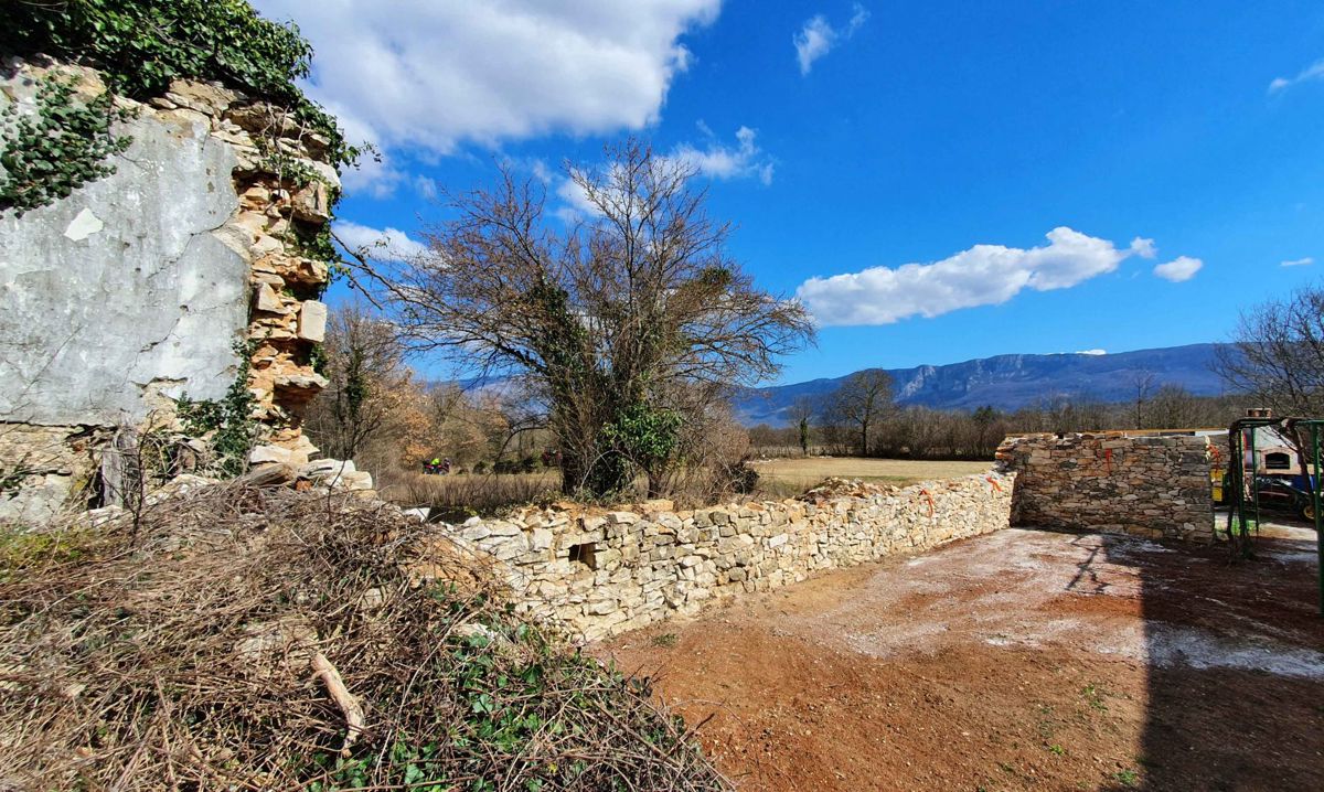 Casa antica con permesso di costruzione, Kršan