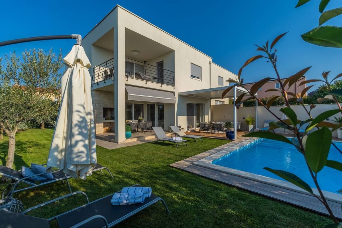 Villa moderna con piscina, vicino a Novigrad