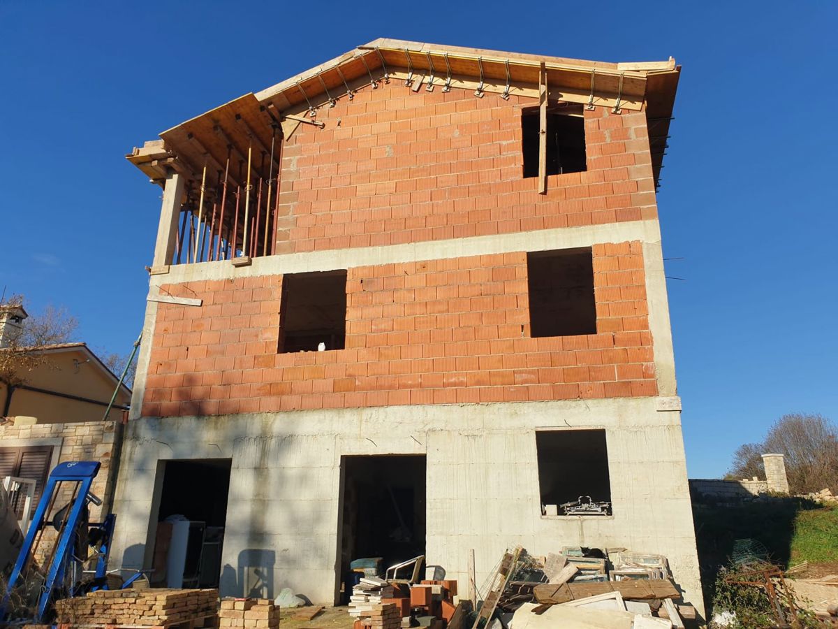 Casa singola di trasloco e fabbricato in costruzione con piscina