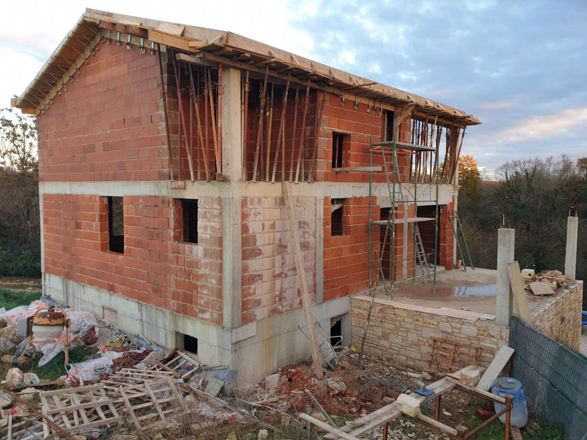 Casa singola di trasloco e fabbricato in costruzione con piscina