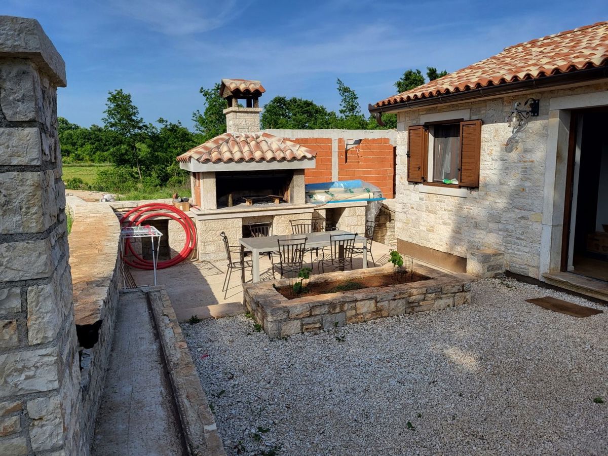 Casa singola di trasloco e fabbricato in costruzione con piscina