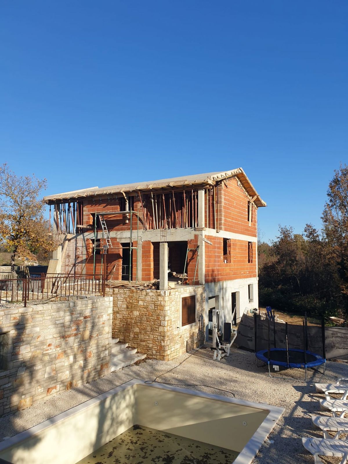 Casa singola di trasloco e fabbricato in costruzione con piscina