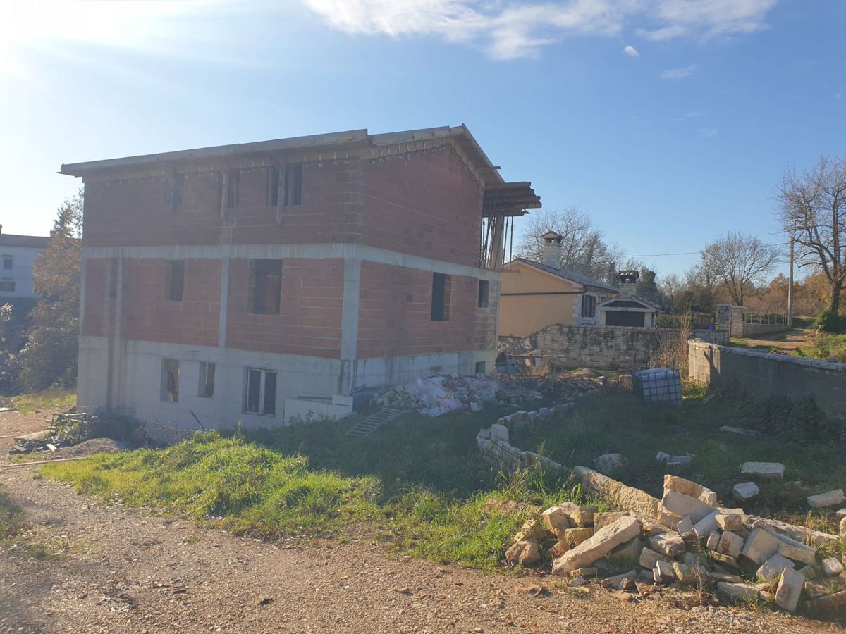 Casa singola di trasloco e fabbricato in costruzione con piscina