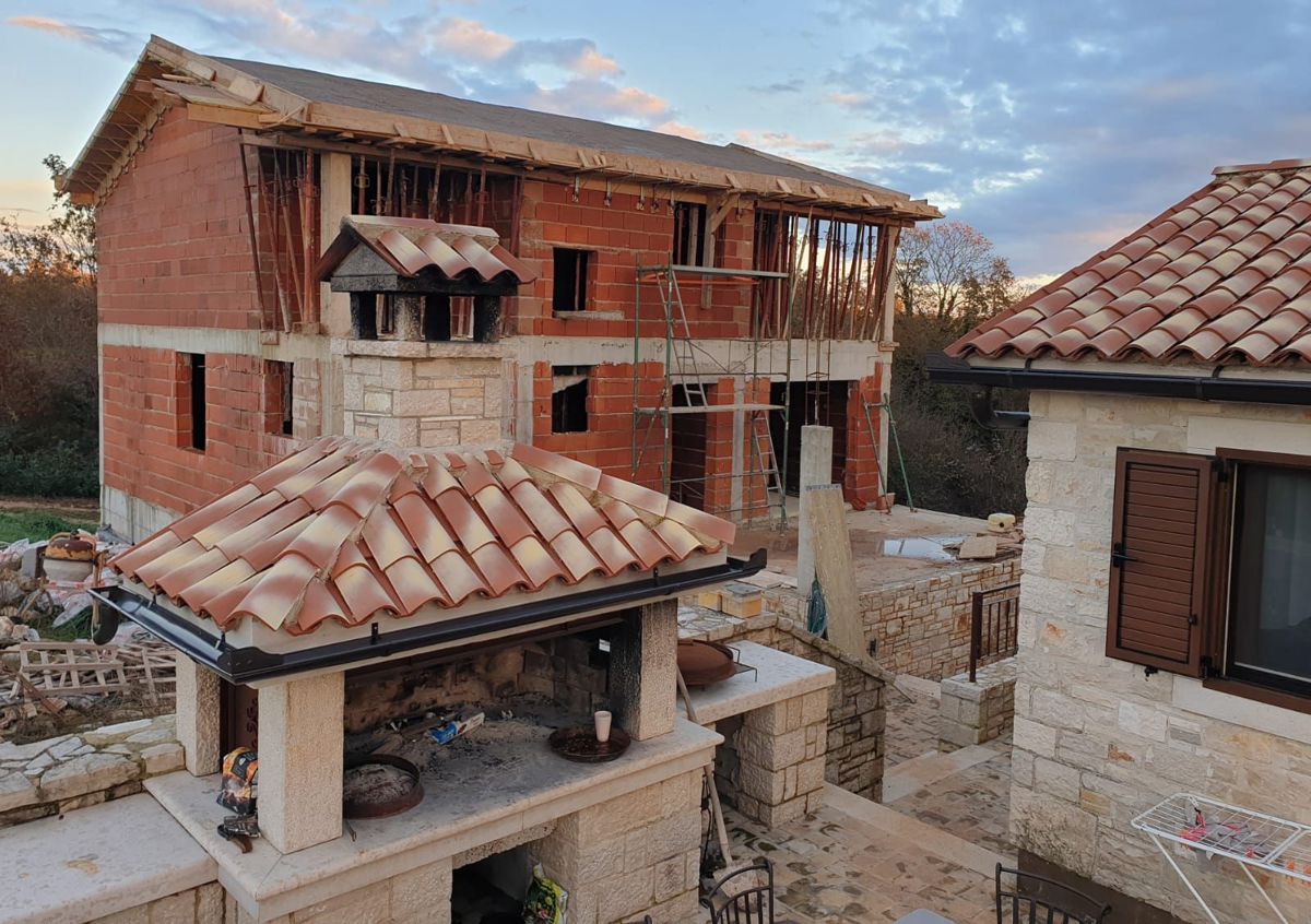 Casa singola di trasloco e fabbricato in costruzione con piscina