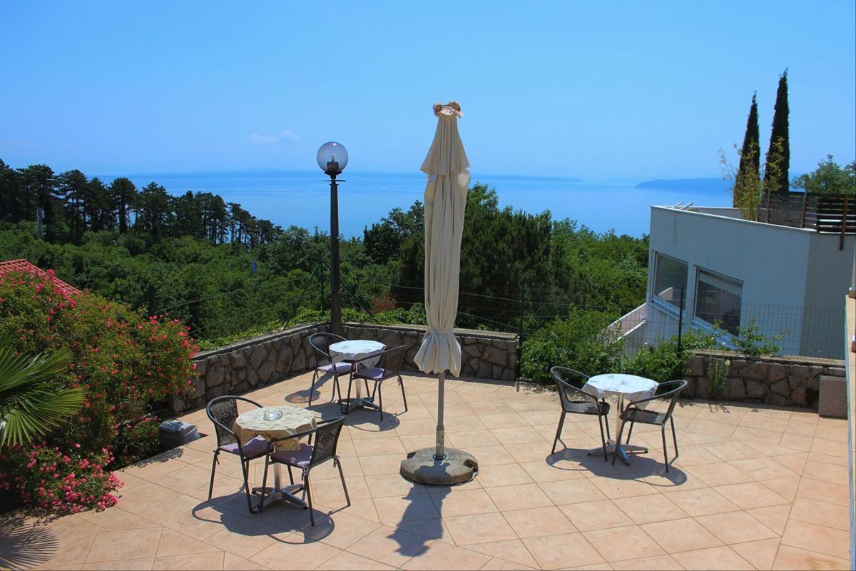 Palazzina con piscina e vista panoramica, vicino a Opatija