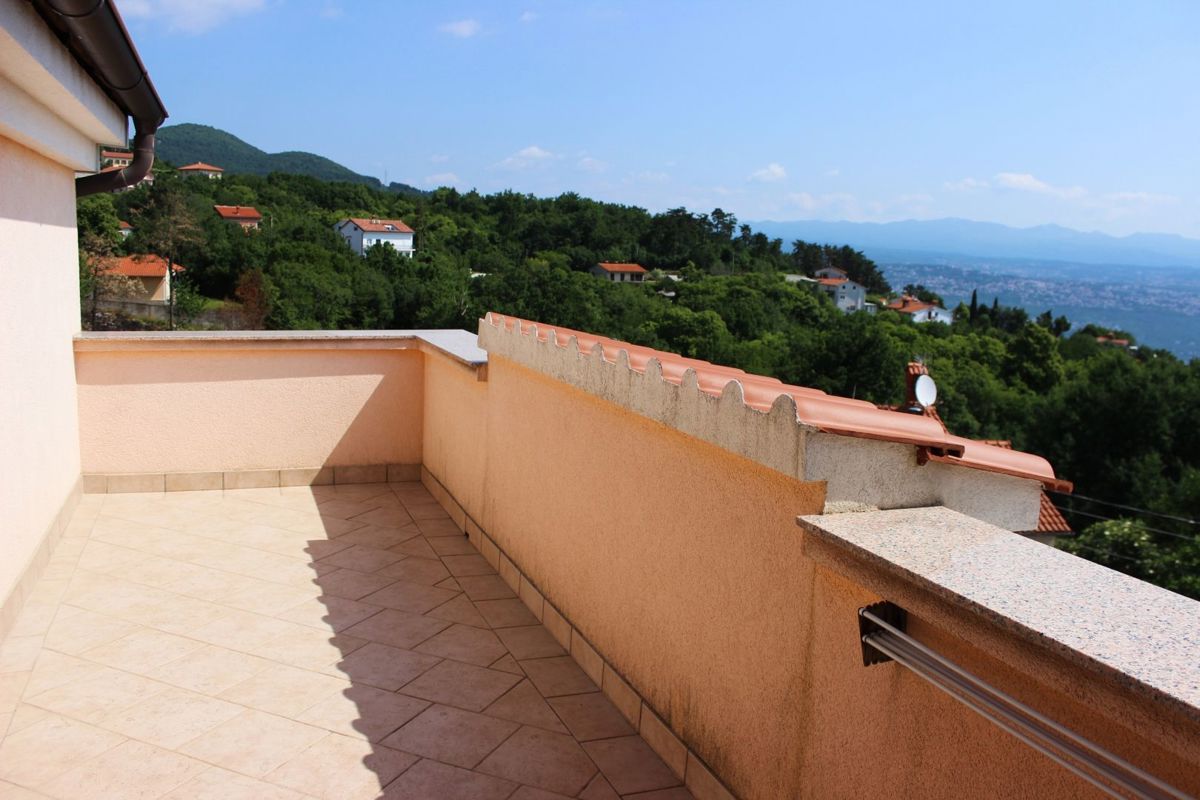 Palazzina con piscina e vista panoramica, vicino a Opatija