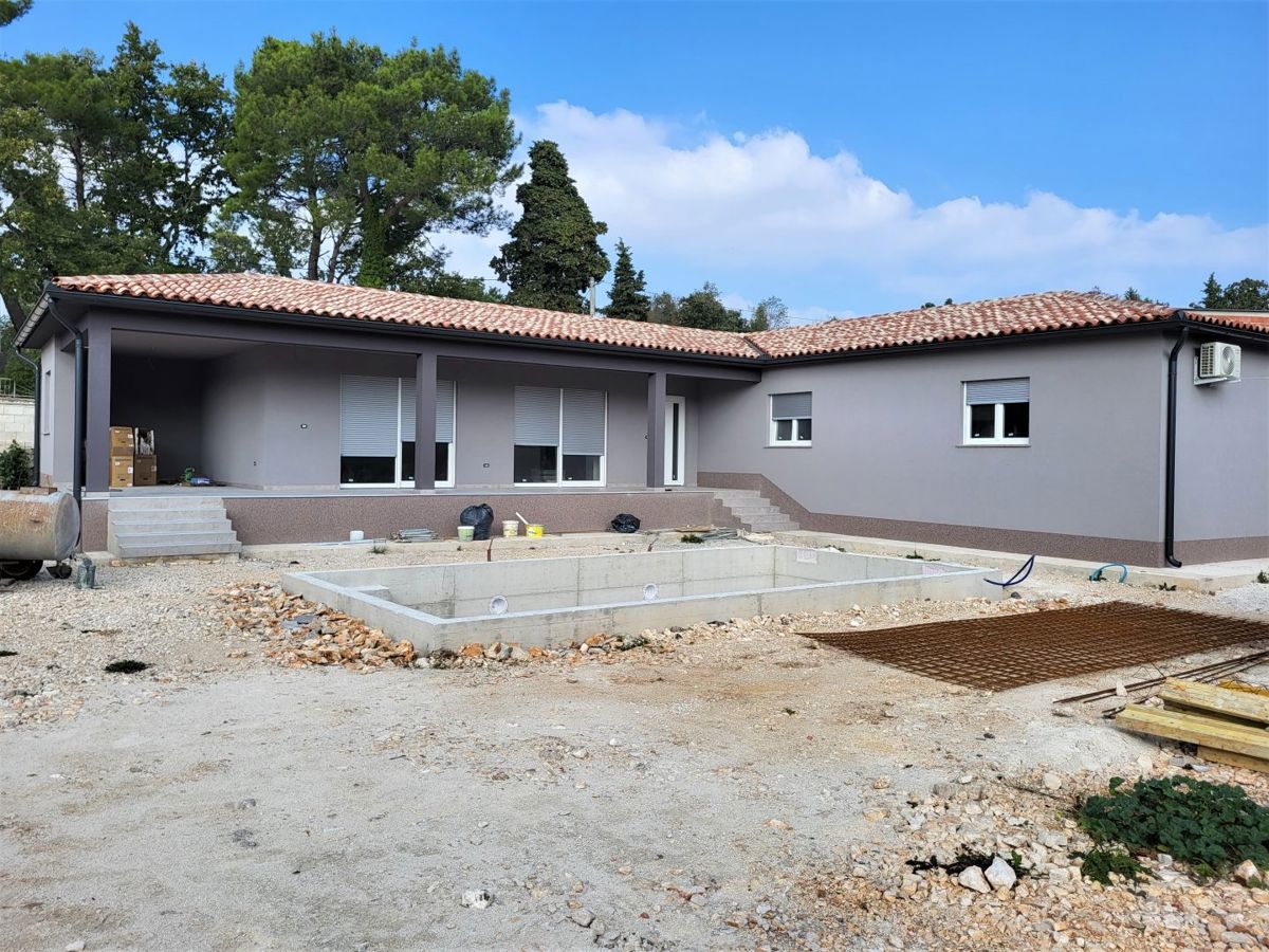 Moderna casa a un piano con piscina, Marčana, Istria