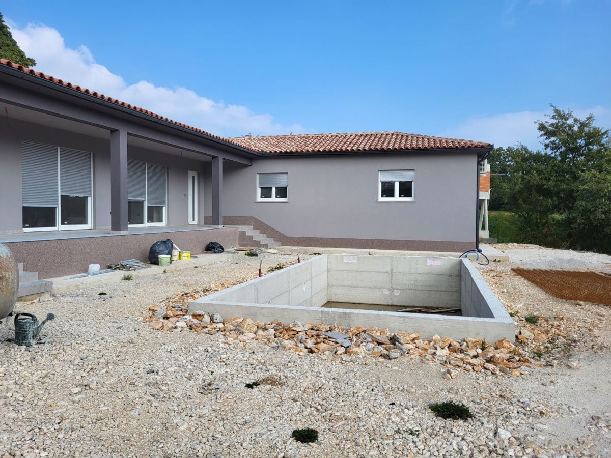 Moderna casa a un piano con piscina, Marčana, Istria