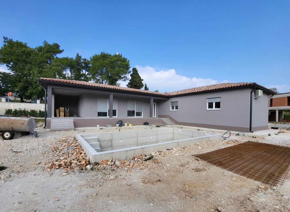 Moderna casa a un piano con piscina, Marčana, Istria