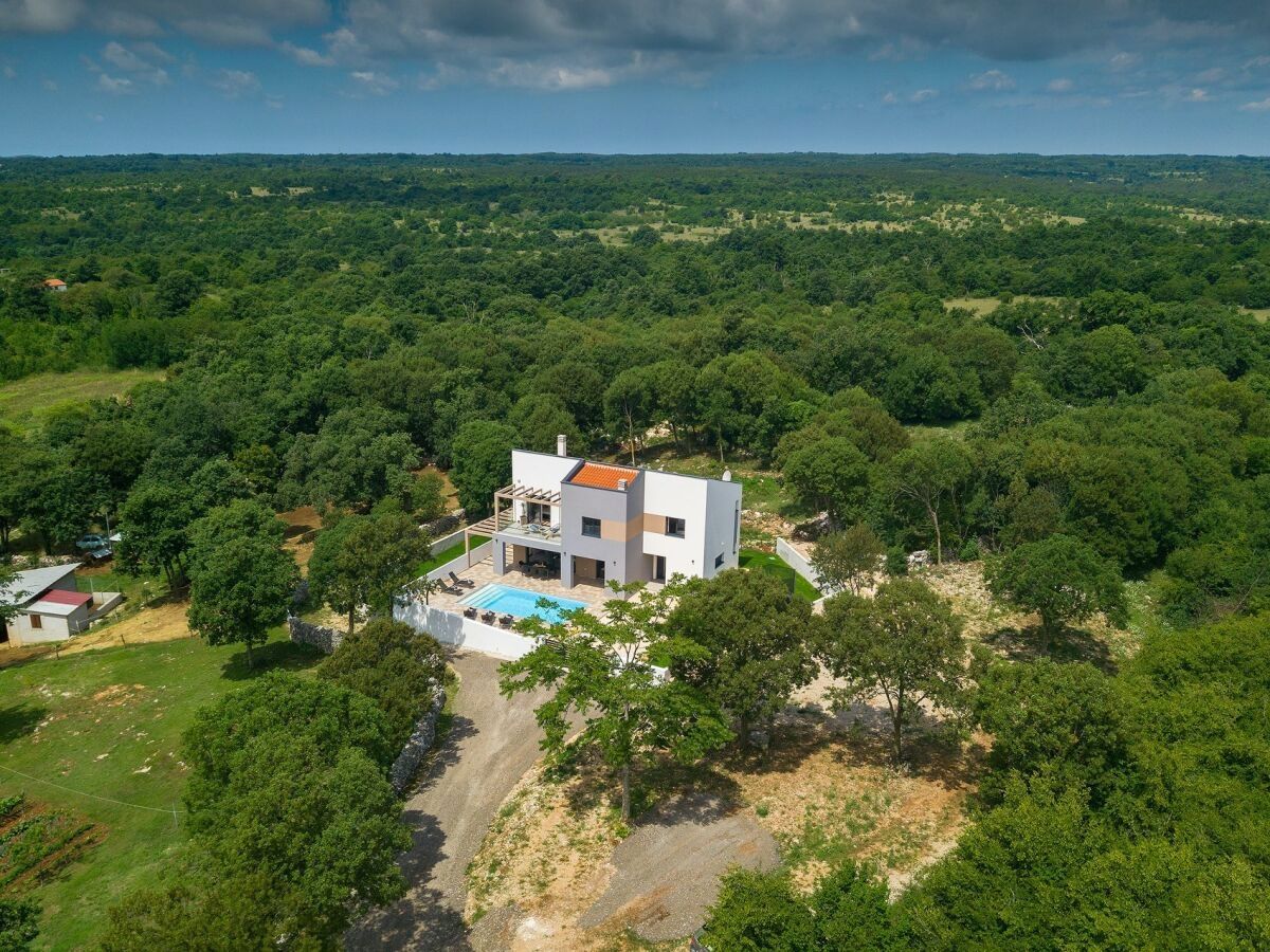 Una casa moderna con piscina immersa nella natura, vicino a Barban