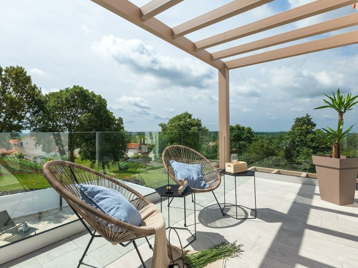 Una casa moderna con piscina immersa nella natura, vicino a Barban