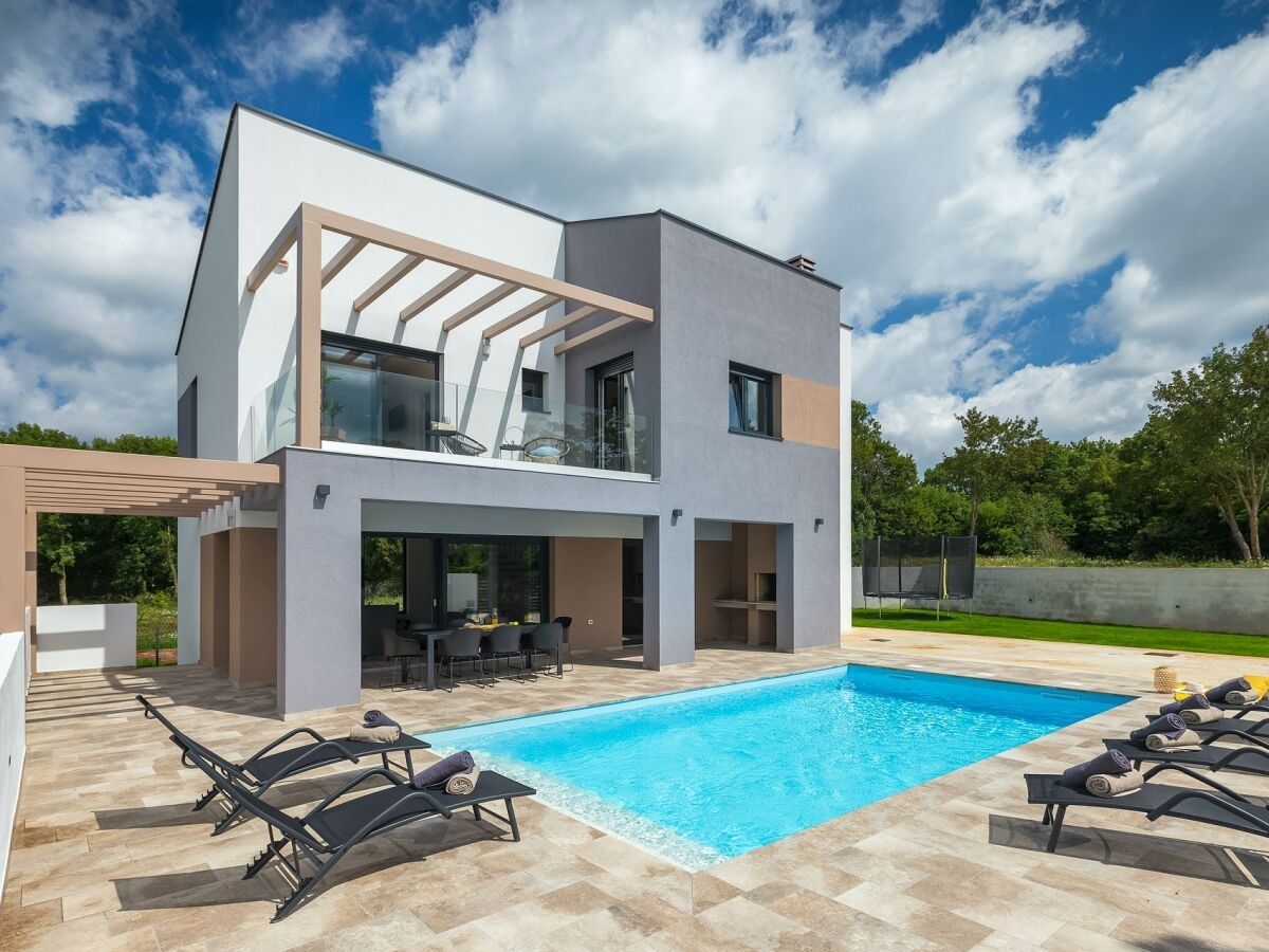 Una casa moderna con piscina immersa nella natura, vicino a Barban