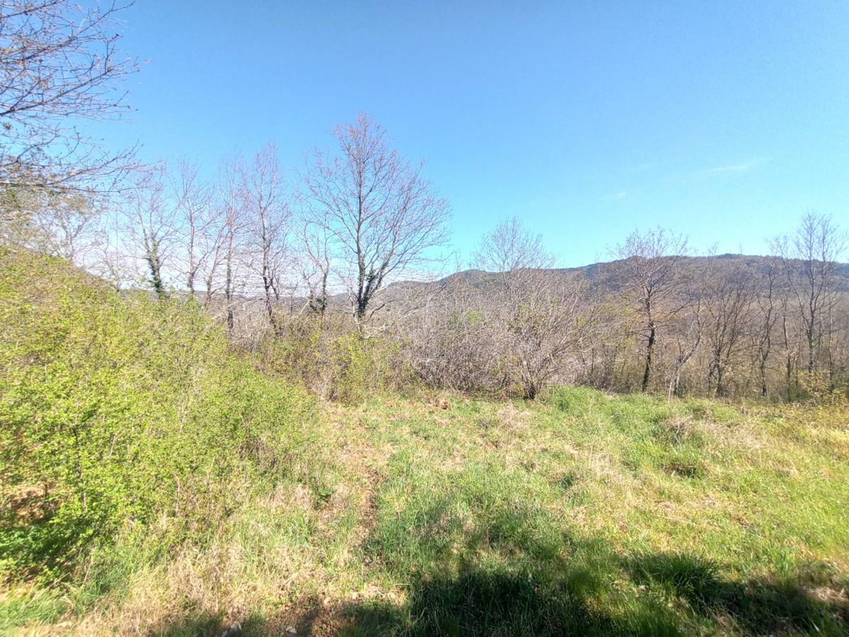 Terreno edificabile con vista panoramica, vicino a Oprtalj