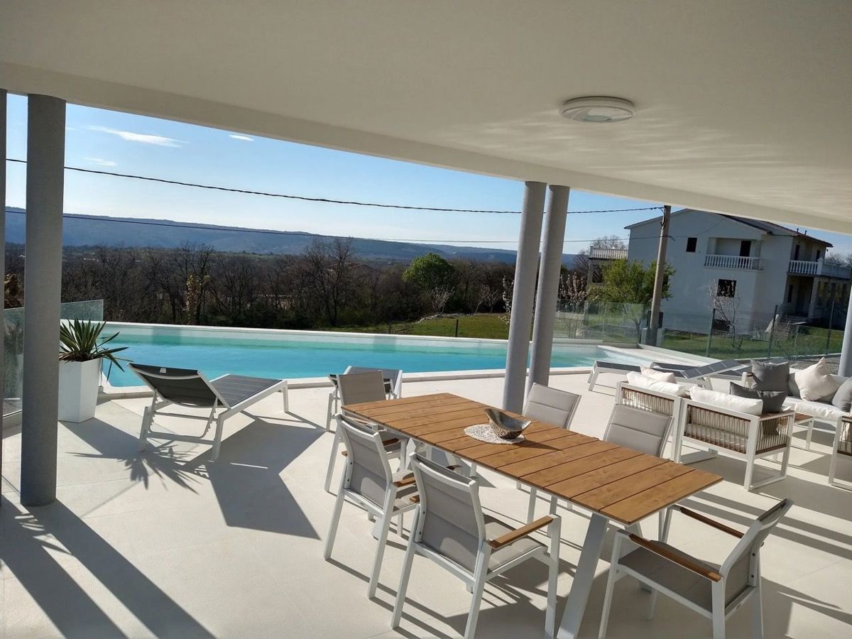 Una villa dal design accattivante con vista sul mare