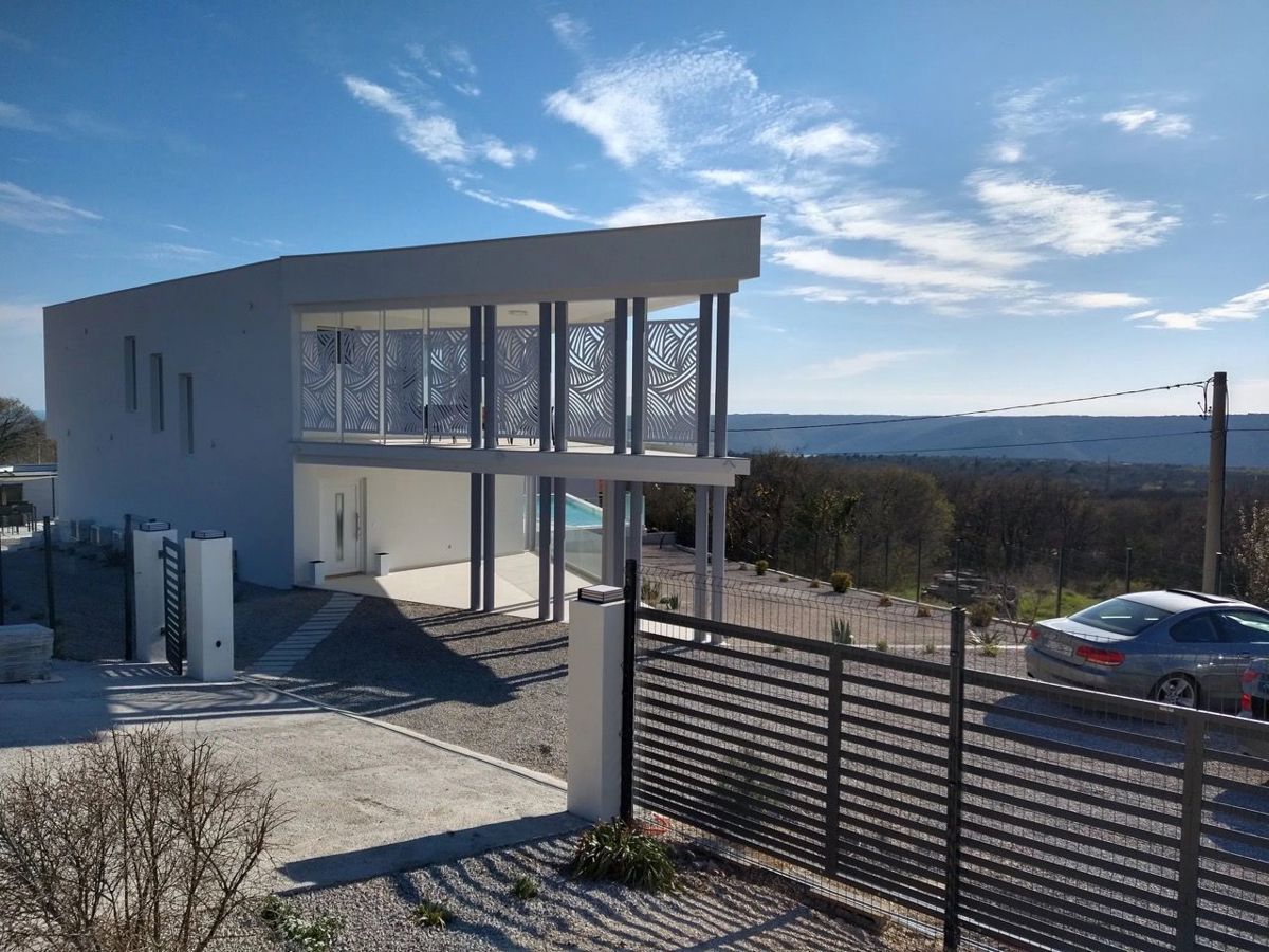 Una villa dal design accattivante con vista sul mare