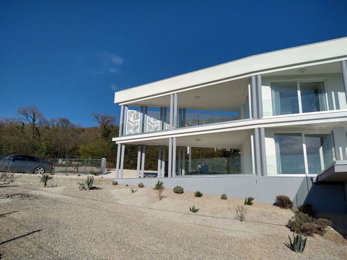 Una villa dal design accattivante con vista sul mare