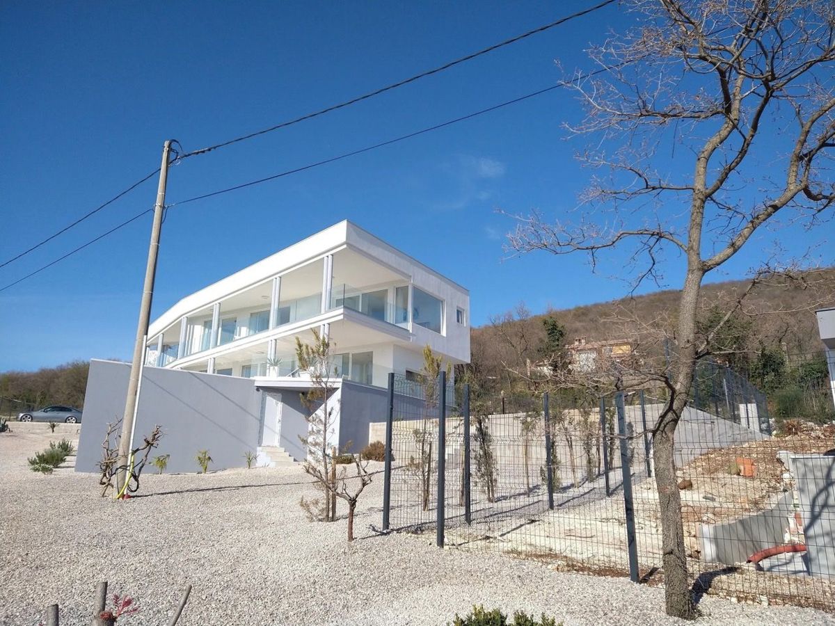 Una villa dal design accattivante con vista sul mare